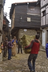 Los albercanos consolidan el rito de los ‘patahenos’ ante la admiración del público