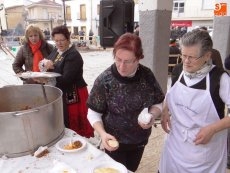 Veteran&iacute;a y juventud se dan la mano en la VII Matanza Tradicional de Ledrada