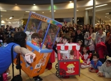 Derroche de colorido en el desfile de disfraces del Centro Comercial El Tormes