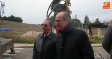  Javier Iglesias visita las obras de canalizaci&oacute;n de agua que se realizan en Aldebar&aacute;n