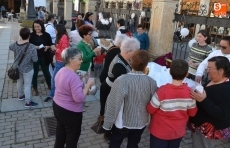 Foto 4 - Cáritas conmemora el Día de las Empleadas de Hogar con un acto callejero