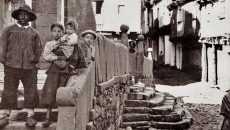 Ante la iglesia de La Alberca (1925)