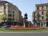 Foto 1 - Flores republicanas engalanan la escultura de Julián Sánchez El Charro