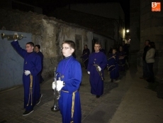 Foto 6 - Gran fervor durante el Vía Crucis del Crucificado Tendido en Ledrada