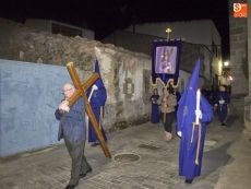 Foto 5 - Gran fervor durante el Vía Crucis del Crucificado Tendido en Ledrada