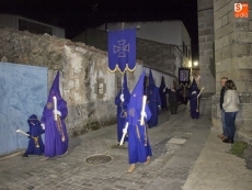 Foto 4 - Gran fervor durante el Vía Crucis del Crucificado Tendido en Ledrada