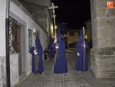 Foto 3 - Gran fervor durante el Vía Crucis del Crucificado Tendido en Ledrada