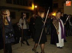 Foto 6 - Los cofrades de la Vera Cruz llevan en andas a Nuestra Señora de la Soledad 