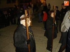 Foto 5 - Los cofrades de la Vera Cruz llevan en andas a Nuestra Señora de la Soledad 