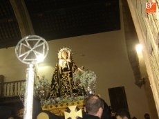 Foto 4 - Los cofrades de la Vera Cruz llevan en andas a Nuestra Señora de la Soledad 