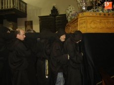 Foto 3 - Los cofrades de la Vera Cruz llevan en andas a Nuestra Señora de la Soledad 