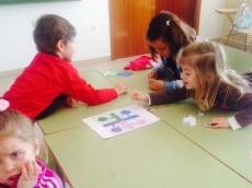 Foto 3 - Los niños de la villa se suman a los talleres de Semana Santa para aprender jugando