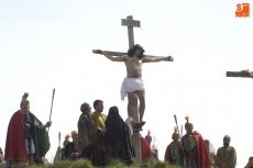 Foto 5 - Serradilla del Arroyo recrea la Pasión de Cristo con plena devoción