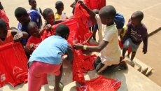 Foto 3 - Los niños africanos ya visten la ropa donada por el Perfumerías Avenida