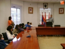 Foto 6 - Los alumnos del CEIP Filiberto Villalobos conocen el funcionamiento de su Consistorio