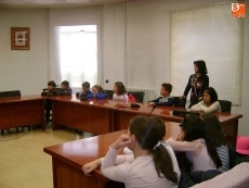 Foto 5 - Los alumnos del CEIP Filiberto Villalobos conocen el funcionamiento de su Consistorio