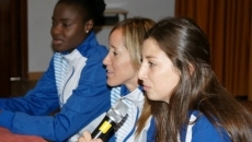 Foto 3 - Los niños del San Juan Bosco disfrutan de las jugadoras Leo, Marta y Vanessa