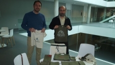 Alberto S, Patrocinio (I.) y Javier R. Sánchez mostrando sus bolsas/FOTO: Alberto Sánchez 