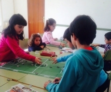 Los ni&ntilde;os de la villa se suman a los talleres de Semana Santa para aprender jugando