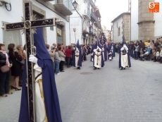 Saetas y sentimiento en la multitudinaria noche del Santo Entierro
