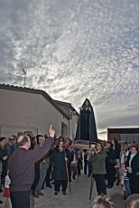 Multitudinaria procesión con los pasos de Semana Santa