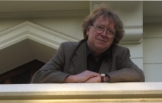 El poeta premiado en Salamanca Juan Cameron, reconocido por la Universidad de Valparaíso