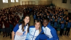 Los ni&ntilde;os del San Juan Bosco disfrutan de las jugadoras Leo, Marta y Vanessa