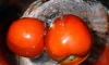 Foto 1 - Destierro del hombre con tomates en los pies