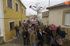 Foto 5 - Rocambolesca bajada del Cristo por culpa de la lluvia