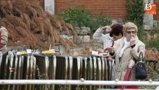 Foto 4 - Los vecinos de San José capean la lluvia para degustar la paella popular 