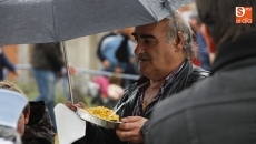 Foto 3 - Los vecinos de San José capean la lluvia para degustar la paella popular 