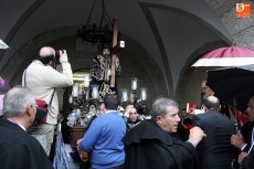 Foto 6 - La lluvia obliga a cubrir al Nazareno en la procesión de subida a la ermita del Cordero