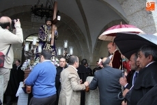 Foto 5 - La lluvia obliga a cubrir al Nazareno en la procesión de subida a la ermita del Cordero