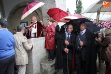 Foto 4 - La lluvia obliga a cubrir al Nazareno en la procesión de subida a la ermita del Cordero