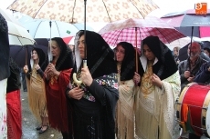 Foto 3 - La lluvia obliga a cubrir al Nazareno en la procesión de subida a la ermita del Cordero