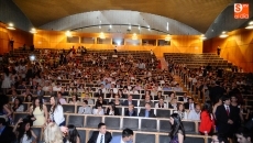Foto 6 - Economía y Empresa celebra su graduación en el Palacio de Congresos
