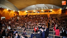 Foto 5 - Economía y Empresa celebra su graduación en el Palacio de Congresos