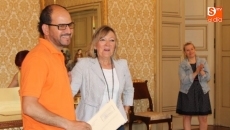 Foto 3 - Familia entrega los diplomas de los cursos de Refuerzo Educativo y español para extranjeros