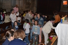 Foto 5 - La Virgen María recibe el cariño de los niños mirobrigenses