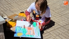 Foto 5 - Niños y mayores disfrutan con la paleta y los pinceles en la plaza de Carmelitas