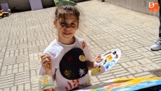 Foto 3 - Niños y mayores disfrutan con la paleta y los pinceles en la plaza de Carmelitas