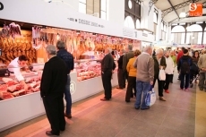 Foto 4 - El Mercado Central abre sus puertas con quejas de los comerciantes por la escasa iluminación de la ...