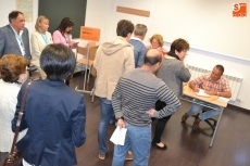 Foto 4 - Los candidatos ejercen su derecho a voto en una jornada de cambio con mínimas incidencias