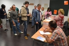 Foto 3 - Los candidatos ejercen su derecho a voto en una jornada de cambio con mínimas incidencias