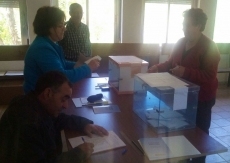 Foto 3 - El suplente en la Presidencia conforma la mesa electoral en Las Casas del Conde