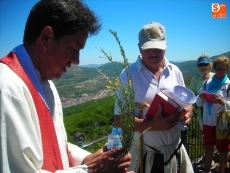 Foto 6 - La cofradía de la Santa Vera Cruz reune a 300 personas en la romería a la Peña de la Cruz