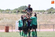 Foto 3 - El CDF Vitigudino celebra el ascenso a Primera División con una nueva victoria frente al Jai-Alai...