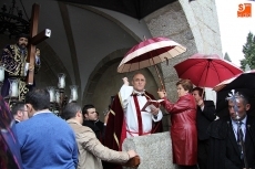 La lluvia obliga a cubrir al Nazareno en la procesi&oacute;n de subida a la ermita del Cordero