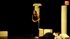 El grupo de teatro Caterva lleva al escenario del Juan del Enzina Las Troyanas