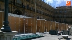 Comienza la instalación de las casetas de la Feria del Libro en la Plaza Mayor